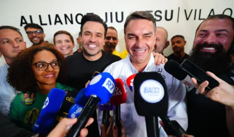 Plano de Flávio Bolsonaro ameaça ajuda a gestantes, saúde mental e outros direitos