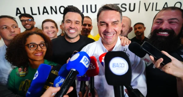Plano de Flávio Bolsonaro ameaça ajuda a gestantes, saúde mental e outros direitos