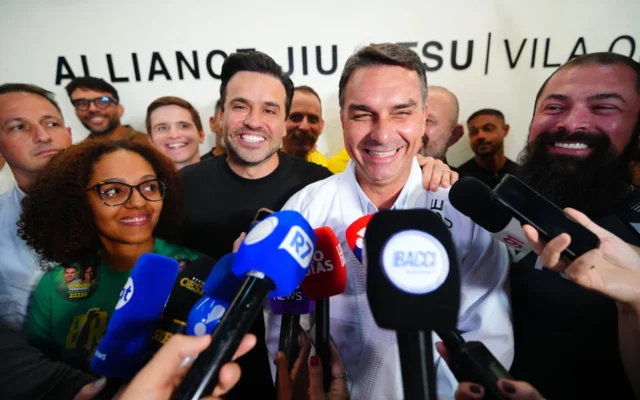 Plano de Flávio Bolsonaro ameaça ajuda a gestantes, saúde mental e outros direitos