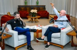 Podcast com Lula teve o triplo de audiência da live de Flávio Bolsonaro