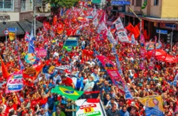 Em último ato de campanha, Lula diz que disputa é entre democracia e barbárie