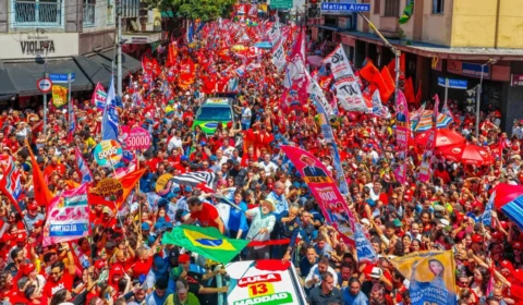 Em último ato de campanha, Lula diz que disputa é entre democracia e barbárie
