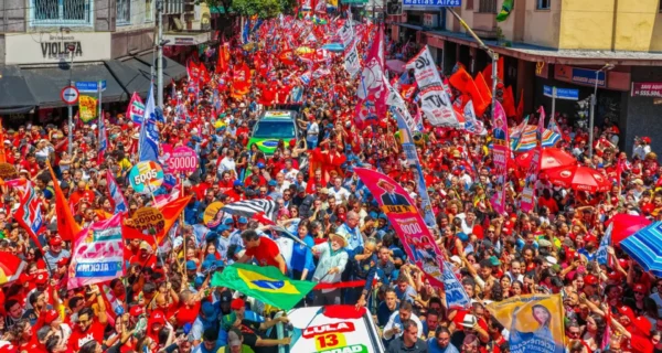 Em último ato de campanha, Lula diz que disputa é entre democracia e barbárie
