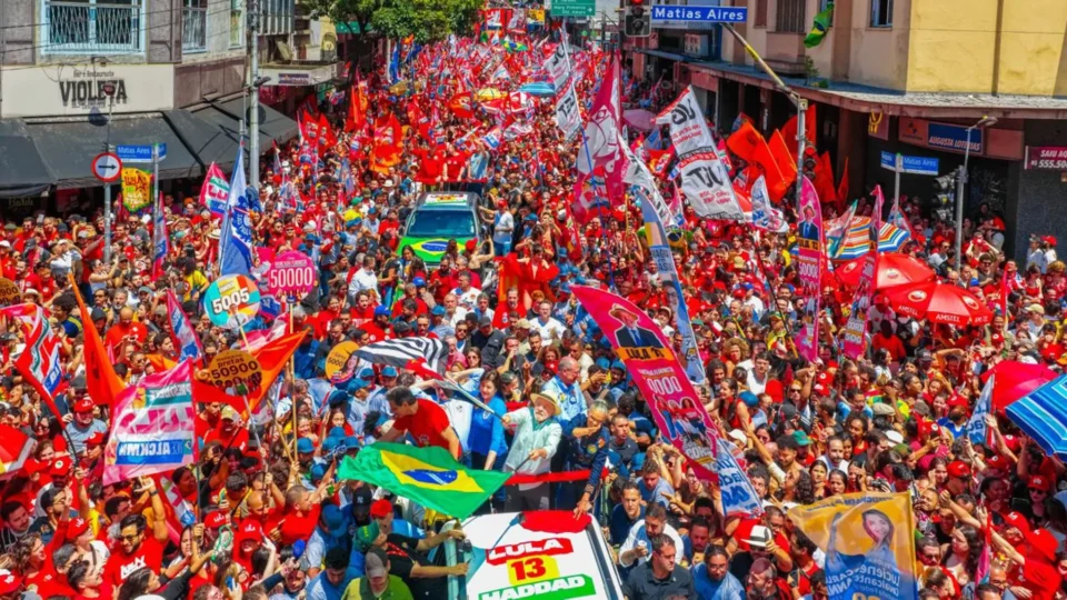 Em último ato de campanha, Lula diz que disputa é entre democracia e barbárie