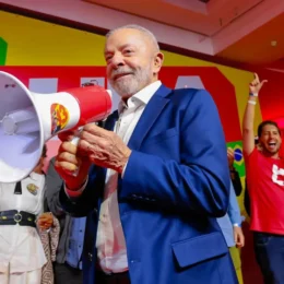 Fã-clubes de Anitta a BTS se mobilizam para ampliar votos de Lula no 2º turno