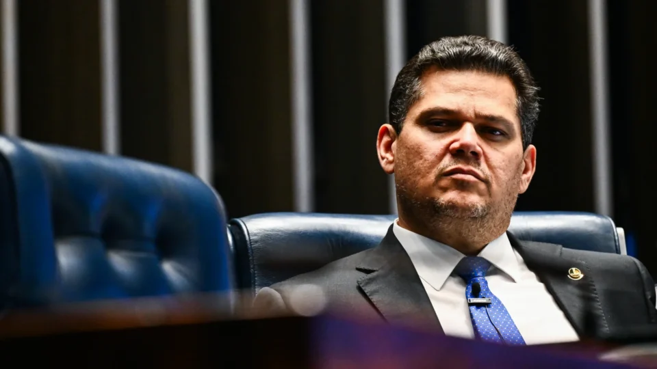 Alcolumbre adia PEC da Segurança Pública para evitar disputa sobre maioridade