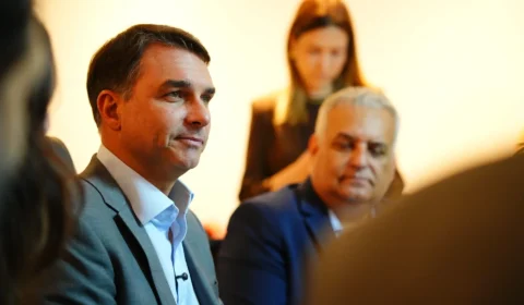 Flávio quer restringir acesso a instrumento jurídico que conteve Bolsonaro na pandemia