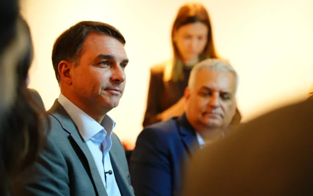 Flávio quer restringir acesso a instrumento jurídico que conteve Bolsonaro na pandemia