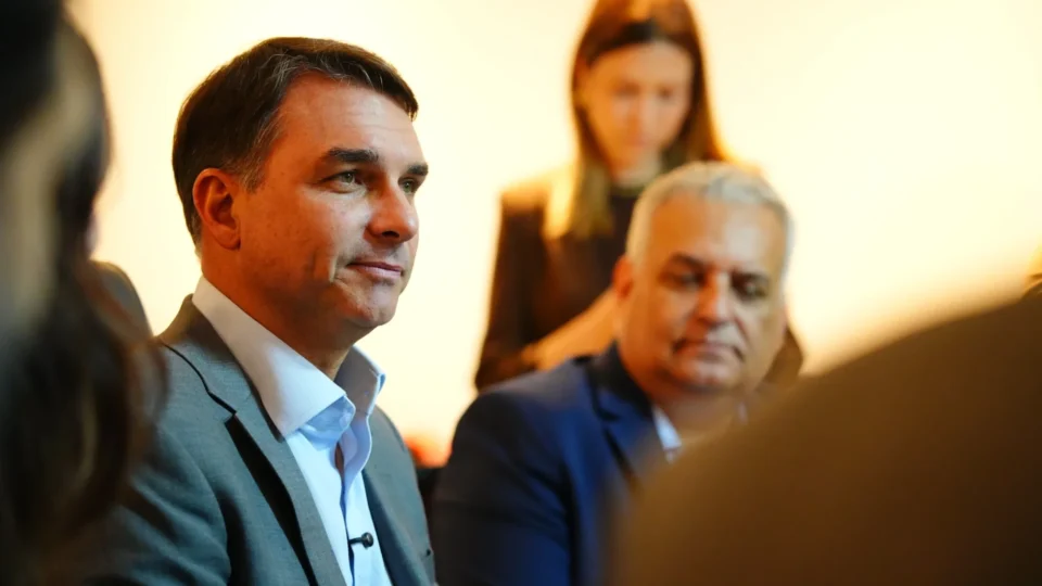 Flávio quer restringir acesso a instrumento jurídico que conteve Bolsonaro na pandemia