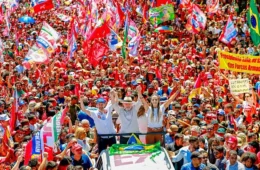 Em primeiro ato do 2º turno, Lula cita fascismo e ‘assassinos’ da pandemia para atacar Flávio