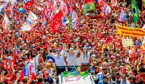 Em primeiro ato do 2º turno, Lula cita fascismo e ‘assassinos’ da pandemia para atacar Flávio