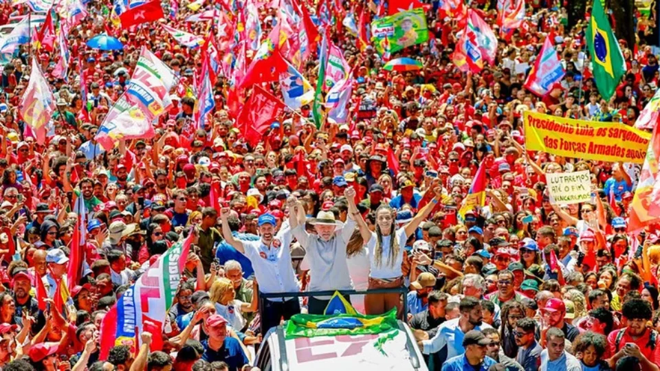 Em primeiro ato do 2º turno, Lula cita fascismo e ‘assassinos’ da pandemia para atacar Flávio