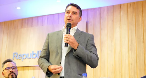 Flávio Bolsonaro é investigado no STF por suspeita de lavagem com advogado do caso INSS