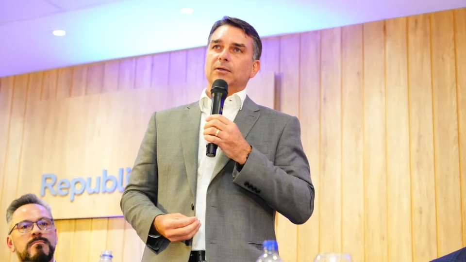 Flávio Bolsonaro é investigado no STF por suspeita de lavagem com advogado do caso INSS