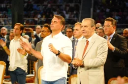 Entidade pede investigação e cassação de Flávio Bolsonaro por propaganda em culto no RJ