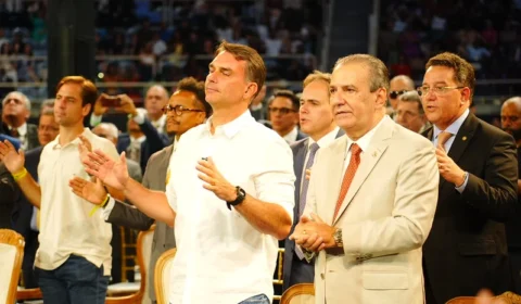 Entidade pede investigação e cassação de Flávio Bolsonaro por propaganda em culto no RJ