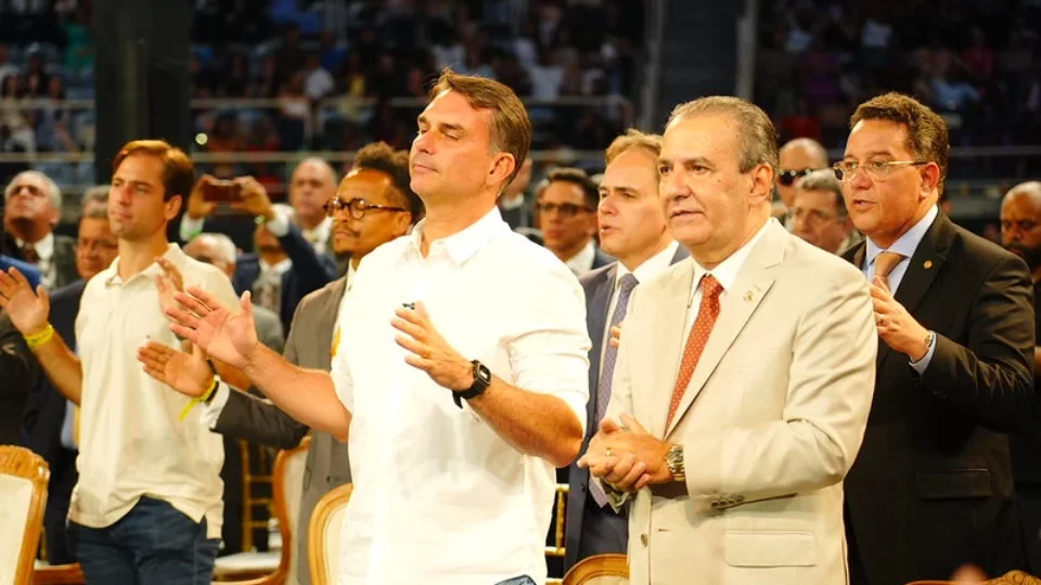Entidade pede investigação e cassação de Flávio Bolsonaro por propaganda em culto no RJ