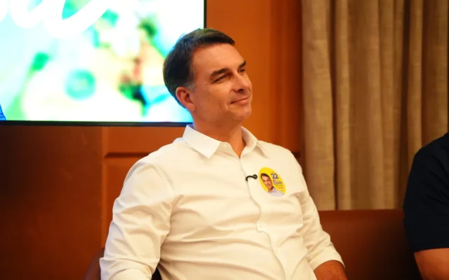 Globo confirma encontro de Flávio com cúpula da emissora antes de sabatina no JN