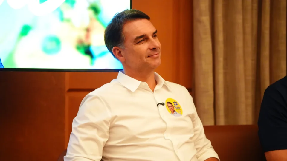 Globo confirma encontro de Flávio com cúpula da emissora antes de sabatina no JN