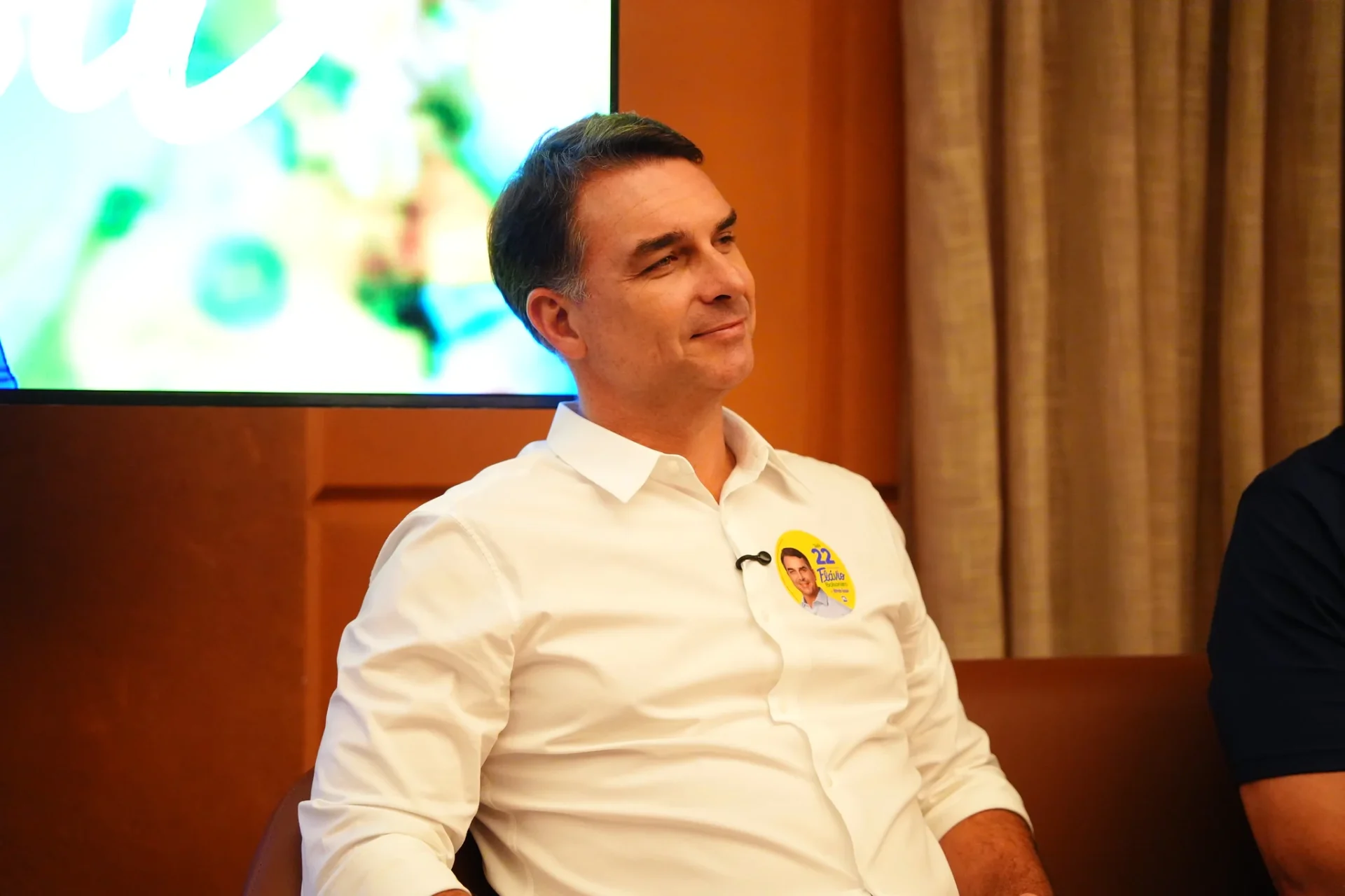 Globo hosts Flávio Bolsonaro before interview, drawing Lula campaign criticism