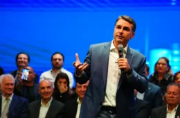 Flávio recebe plano de empresários para elevar idade de aposentadoria e rever Bolsa Família