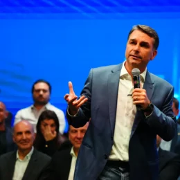 Como a postura de Flávio Bolsonaro reativou gatilhos em mulheres, segundo psicanalista