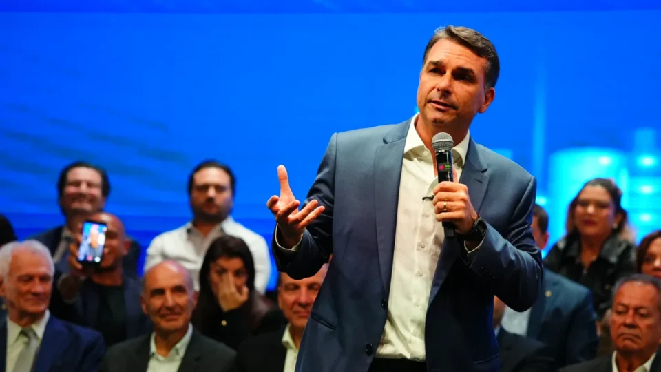Flávio discutiu com empresários plano para elevar idade de aposentadoria e rever Bolsa Família