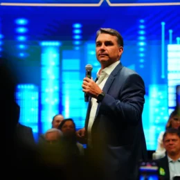Flávio votou contra projeto que suspende posse de arma de policial que comete violência doméstica