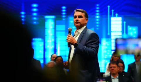 Diretores de fundação que propôs elevar idade de aposentadoria integram equipe de Flávio 