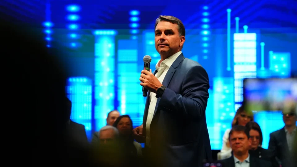 Diretores de fundação que propôs elevar idade de aposentadoria integram equipe de Flávio 