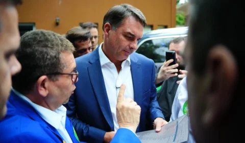 Flávio leva ao TSE mega-ação para censurar políticos, artistas, sindicatos e imprensa