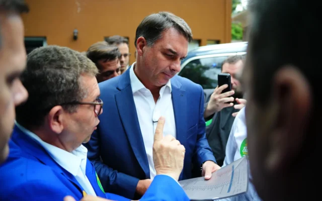 Flávio leva ao TSE mega-ação para censurar políticos, artistas, sindicatos e imprensa