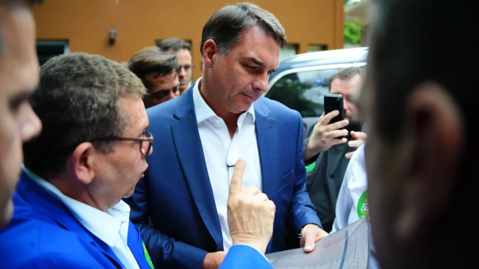 Flávio leva ao TSE mega-ação para censurar políticos, artistas, sindicatos e imprensa