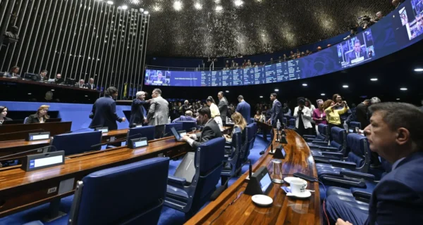 Senado inicia votação da PEC do fim da escala 6×1