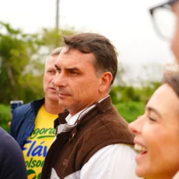 Campanha de Flávio criticou o fim da escala 6×1 ao menos 15 vezes desde fevereiro