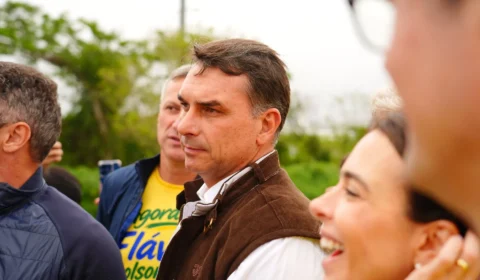 Campanha de Flávio criticou o fim da escala 6×1 ao menos 15 vezes desde fevereiro