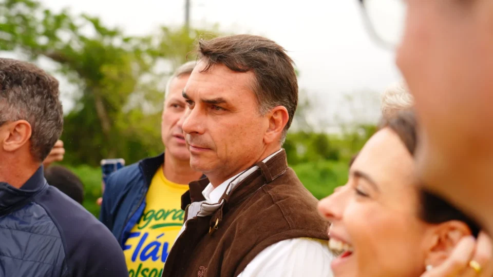 Campanha de Flávio criticou o fim da escala 6×1 ao menos 15 vezes desde fevereiro