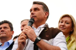 Flávio Bolsonaro pede cassação da chapa Lula-Alckmin e tenta censurar sindicatos