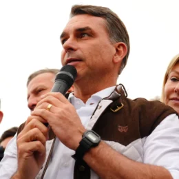 Flávio Bolsonaro tenta interferir na linha editorial do ICL e pede censura ao TSE