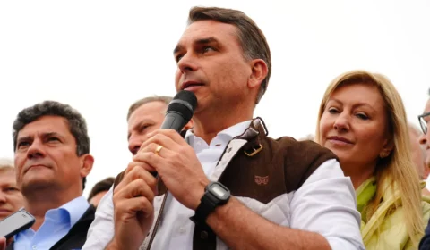 Flávio Bolsonaro tenta interferir na linha editorial do ICL e pede censura ao TSE