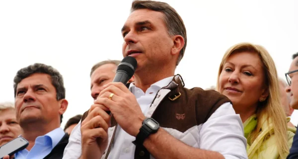 Flávio Bolsonaro tenta interferir na linha editorial do ICL e pede censura ao TSE