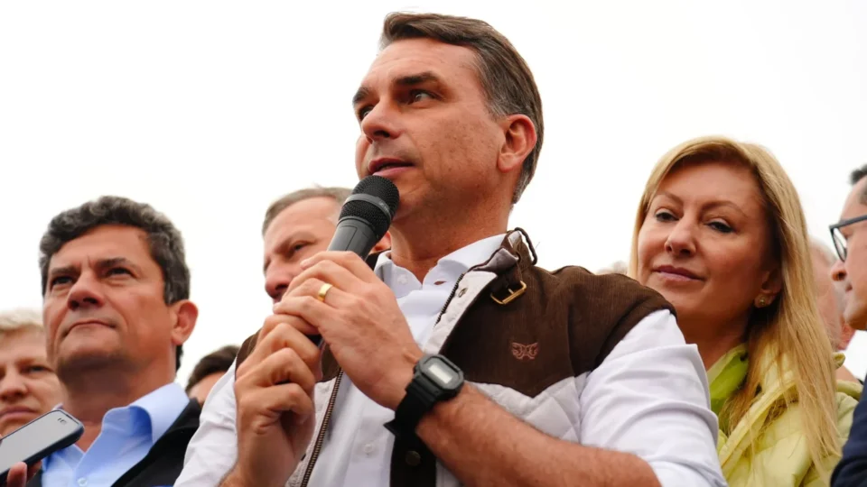 Flávio Bolsonaro tenta interferir na linha editorial do ICL e pede censura ao TSE