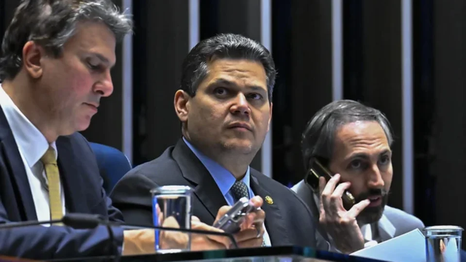 Alcolumbre adia votação da PEC da Segurança após racha no PT e disputa com PL