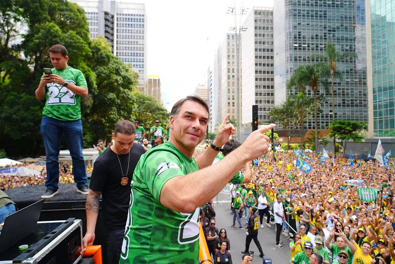 Flávio Bolsonaro no ato na Avenida Paulista. (Foto: Charles Vieira)