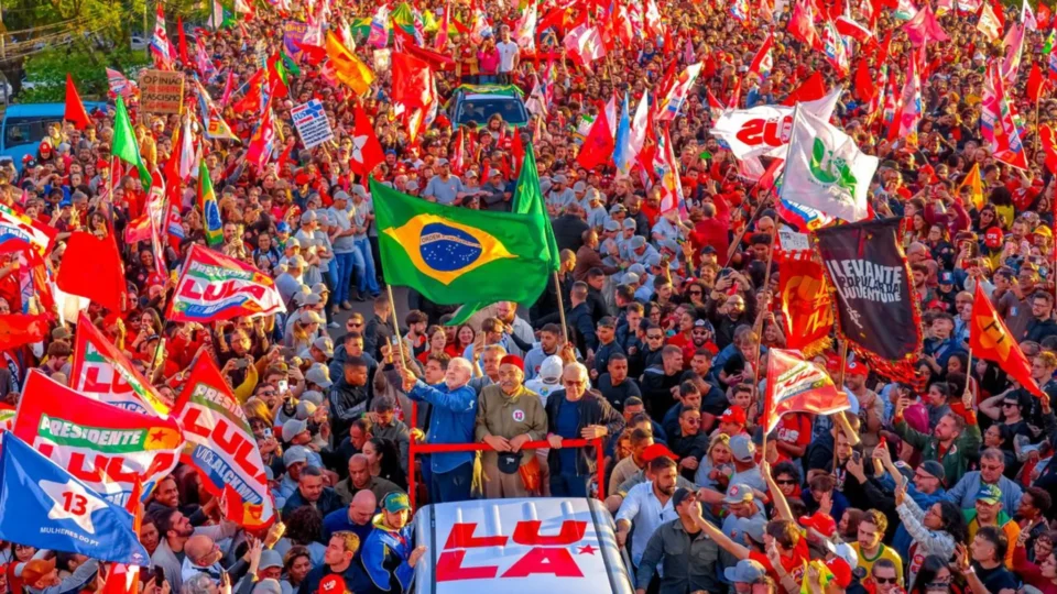 Lula afirma que vai enviar sigilos bancário e telefônico ao TSE e desafia Flávio