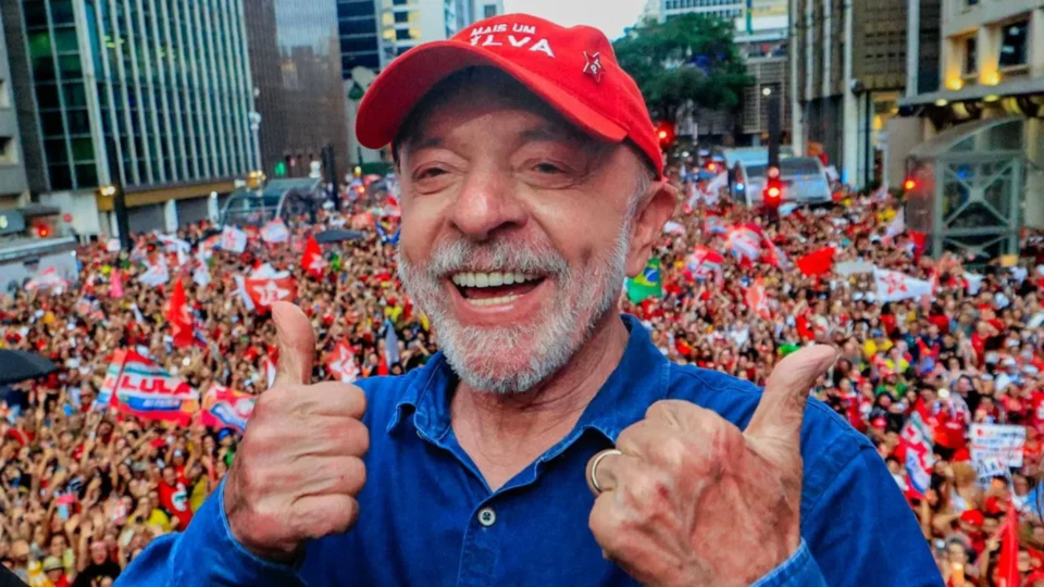 Lula avança sobre Flávio em 97% dos municípios brasileiros e vira em 211