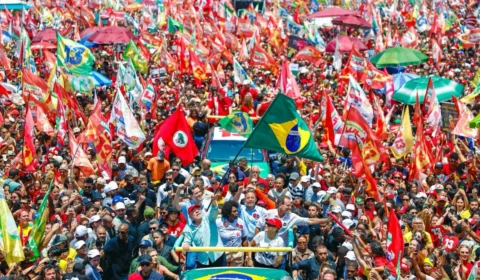 Observadores internacionais enterram suspeitas sobre eleição no Brasil