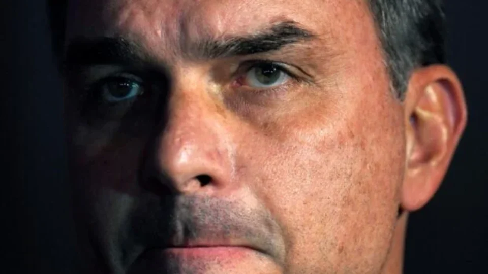 Campanha de Flávio pagou empresa de sistema de IA para manipular eleições, diz site