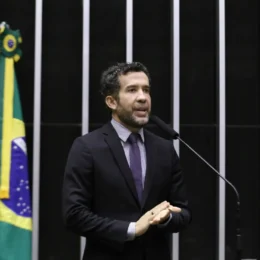 Janones reúne 1 milhão em tropa digital e quer mostrar Lula com mais calçada e menos helicóptero