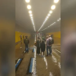 Chuva põe SP em estado de atenção, e carros ficam boiando no túnel do Anhangabaú